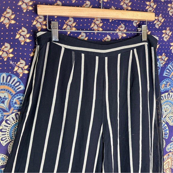 🦋5/20$🦋 striped wide leg pants - Picture 2 of 9